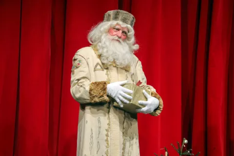 Dedek Mraz vabi, da se mu v petek pridružite na celotnem sprevodu po Kranju, ne le na Glavnem trgu. / Foto: Tina Dokl