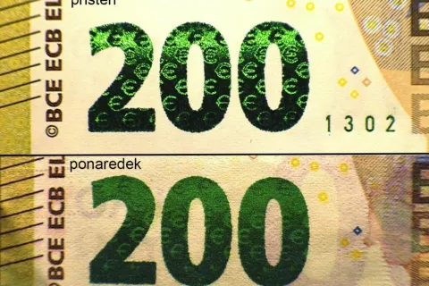 Primerjava med pristnim (na zgornjem delu slike) in ponarejenim bankovcem (na spodnjem delu slike) / Foto: Policija