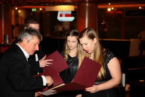 Vili Ošina iz Lepene nad Železno Kaplo (levo) je že več let odgovoren za uspešno organizacijo Slovenskega plesa. <br><br> / Foto: Slovenska Prosvetna Zveza 