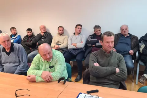 Del udeležencev pogovora o uresničevanju sindikalnih zahtev in o nekaterih kmetijskih problemih.<br> / Foto: Cveto Zaplotnik