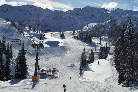 Čeprav po dolinah še ni snega, je v višje ležečih krajih, na primer na Voglu, pravo zimsko vzdušje. / Foto: Marjana Ahačič