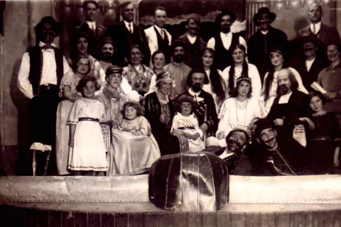 Spevoigra "Roza Jeledvorska", Visoko 1936, Tine kot igralec (sedi v sredini - na odru v Olševku) / Foto: Danijela Bakovnik