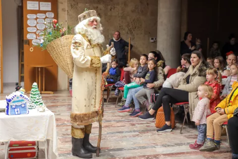Dedek Mraz je obdaril 245 otrok in mladostnikov ter jim tako polepšal praznične dni. / Foto: Tina Dokl