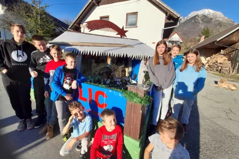 Ob Petrovih jaslicah se posebej radi zbirajo vaški otroci. Peter zanje vselej najde kaj okusnega. / Foto: Jože Košnjek