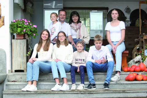 Takole se je Snarjeva družina postavila pred kamero fotografa Toma Weissa. / Foto: arhiv Kis/Tomo Weiss