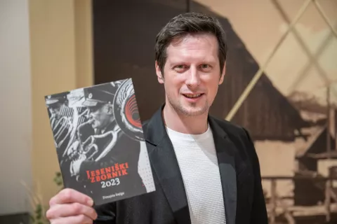 Glavni urednik trinajste številke Jeseniškega zbornika Aljaž Pogačnik / Foto: Nik Bertoncelj