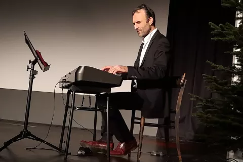 Tonč Feinig iz Sveč je zaigral in zapel tudi na praznovanju 35 – letnice Kmečke izobraževalne skupnosti, ki je bilo v Šentpetru v Rožu. / Foto: Jože Košnjek