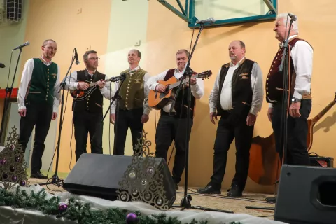 Pevska skupina Kostanarji rada sodeluje na trsteni&scaron;ki dobrodelni prireditvi. / Foto: Tina Dokl