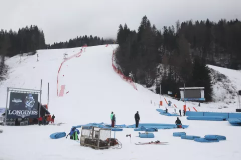 60. Zlata Lisica Podkoren Vitranc Kranjska Gora priprava proge ciljni iztek tekma SP svetovni pokal alpsko smučanje ženske smučarke veleslalom slalom / Foto: Gorazd Kavčič