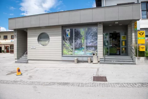 Nepremičnina Pošte Slovenije v Zgornjih Gorjah je predvidena za prodajo. / Foto: Primož Pičulin