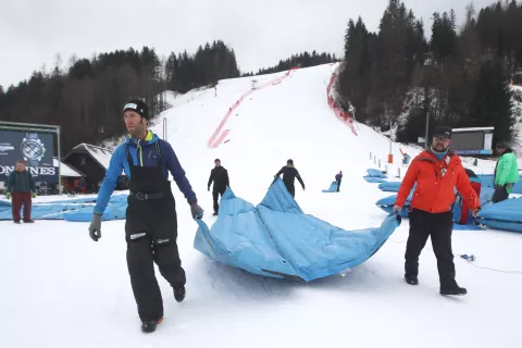 60. Zlata Lisica Podkoren Vitranc Kranjska Gora priprava proge ciljni iztek tekma SP svetovni pokal alpsko smučanje ženske smučarke veleslalom slalom / Foto: Gorazd Kavčič