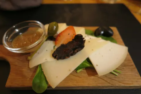 Siri iz domačih sirarn vedno navdu&scaron;ijo ljubitelje kulinarike. / Foto: Vilma Stanovnik