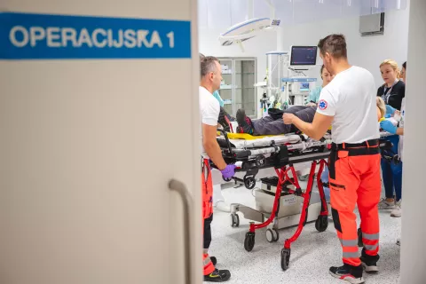 zdravstvo zdravniki bolnišnica Jesenice reševalci operacijska soba / Foto: Nik Bertoncelj