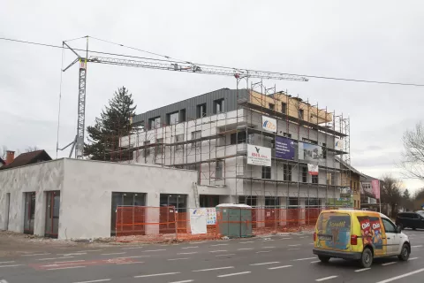 Prostori v pritličju bodo namenjeni poslovni dejavnosti, dve nadstropji in mansarda pa skupaj devetim stanovanjem. Garažni prostori bodo urejeni v kleti, v pritličju pa je del prostorov namenjen tudi &scaron;portni oziroma kulturni dejavnosti. / Foto: Gorazd Kavčič