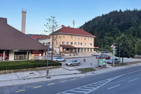 Začeli bodo pripravljati projektno dokumentacijo za ureditev območja sredi&scaron;ča Žirov. / Foto: Tanja Mlinar