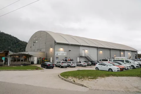 Mestna občina Kranj je jeseni odkupila ledno dvorano na Zlatem polju, kljub temu pa načrtujejo novo hokejsko dvorano na območju mestnega štadiona. / Foto: Tina Dokl