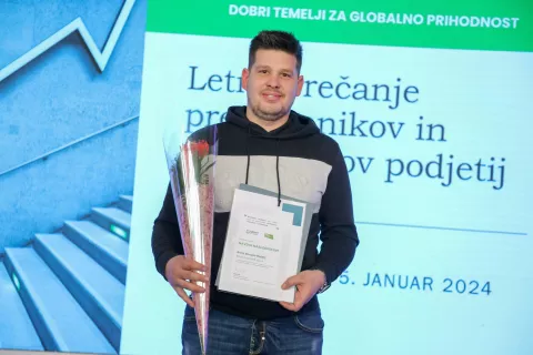 Tudi Boris Bašelj iz kranjskega podjetja Blisk livarstvo je prejel priznanje, ki so ga podelili najmlajšim prevzemnikom družinskih podjetij. / Foto: Tina Dokl