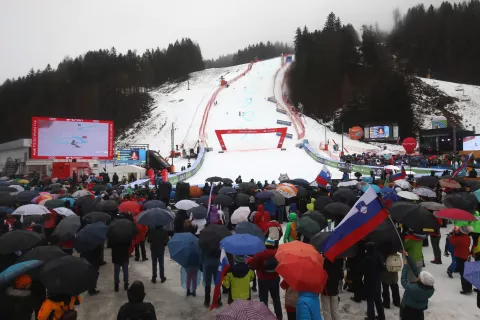 60. Zlata Lisica tekmovanje veleslalom smučarke navijači dež slabo vreme alpsko smučanje SLO SKI Vitranc Podkoren / Foto: Gorazd Kavčič