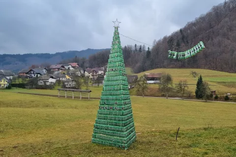 Zanimivo novoletno jelko lahko opazite v Zgornji Besnici / Foto: Grega Flajnik
