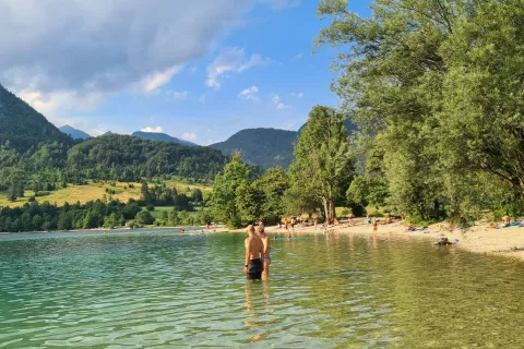 Kot pravijo v Bohinju, je v tem obdobju zaradi visokih temperatur zraka in vode tudi kopalcev nekaj več kot prej&scaron;nja leta, zagotovo pa je, ugotavljajo, veliko več ljudi na obali. / Foto: Marjana Ahačič