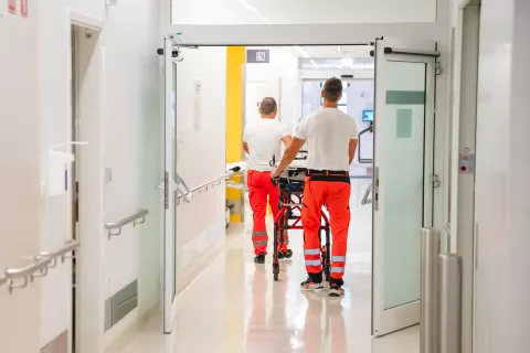 V jeseniški bolnišnici internistične bolnike trenutno nameščajo tudi na kirurški oddelek. / Foto: Nik Bertoncelj