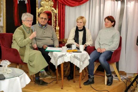 pogovorni večer Grad Dvor Preddvor na fotografiji z leve Ivka Sodnik Mehyar Badii Azandahi Jasna Zukanović in Hana Novotna / Foto: Tina Dokl