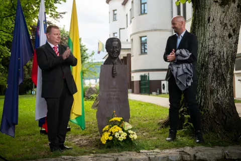 Junija lani so v Aleji zaslužnih Ločanov odkrili kip Zdravka Krvine. / Foto: Primož Pičulin