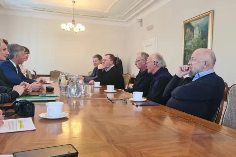 Župniki iz župnij radovljiške občine v pogovoru z županom Cirilom Globočnikom in njegovimi sodelavci / Foto: Marjana Ahačič