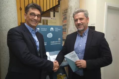 Varuh človekovih pravic Peter Svetina in župan Peter Miklič ob odprtju Varuhovega kotička na trži&scaron;ki občini / Foto: Gorazd Kavčič