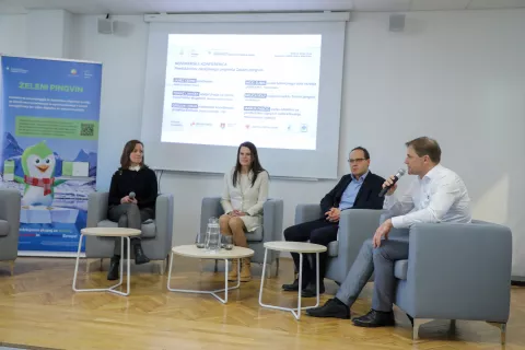 Mojca Volf, Marija Fabčič, Gregor Cerar in Tomaž Lanišek so na novinarski konferenci v Kovačnici predstavili okoljski projekt Zeleni pingvin. / Foto: Tina Dokl