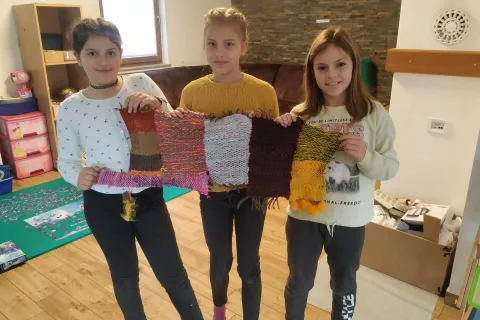 Za mucke iz zavetišča so otroci spletli tople odejice. / Foto: Arhiv Zavoda