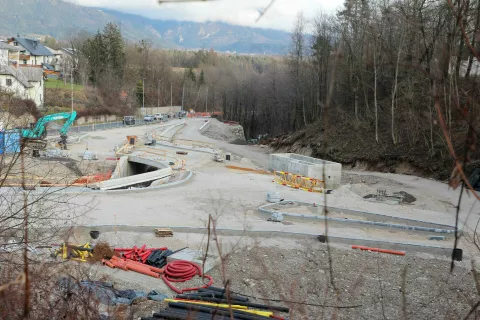 Predvidoma sredi leta bodo končali gradnjo vstopnega križi&scaron;ča na Betinu za blejsko južno obvoznico. Projekt je vreden 6,3 milijona evrov. / Foto: Tina Dokl