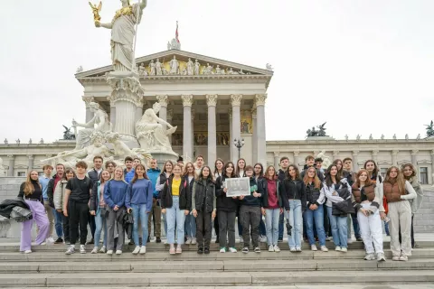 Okrog 50 slovenskih dijakov in študentov je maja lani obiskalo avstrijski zvezni parlament na Dunaju, kjer so jih sprejeli najvišji predstavniki parlamenta in vlade. <br> / Foto: – Foto: Arhiv Slovenske Gospodarske Zveze Celovec 