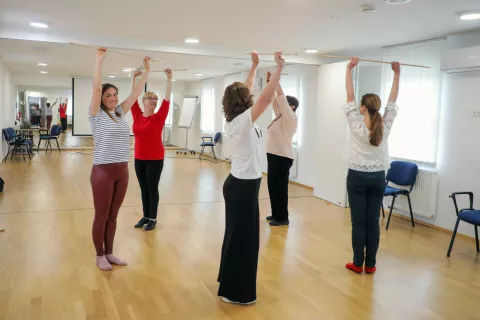  »Po tečaju imamo vsakič še eno uro plesa, za začetek smo vzeli ukrajinske plese, ki jih vodim v slovenščini. Na ta način se jezik hitreje usede v ušesa,« je pojasnila plesna učiteljica Irina Stanković. / Foto: Tina Dokl