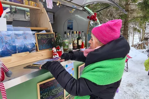 Lucija Rant vsakič znova z veseljem odpre svoj lokal. Zaprt je le, kadar dežuje. / Foto: Alenka Brun