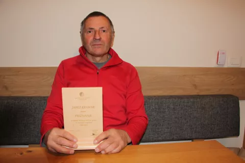 Janez Kramar s priznanjem za najbolj skrbnega lastnika gozda / Foto: Cveto Zaplotnik