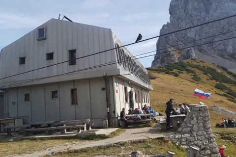 Rezervacijski sistem za prenočišča so med prvimi pri nas uvedli v Kamniški koči na Kamniškem sedlu.