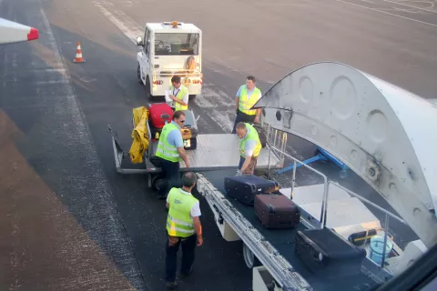 Primeri izgubljene prtljage zaradi prepolnega prtljažnega prostora so na ljubljanskem letali&scaron;ču redki. Fotografija je simbolična. / Foto: Tina Dokl, arhiv Gorenjskega glasa