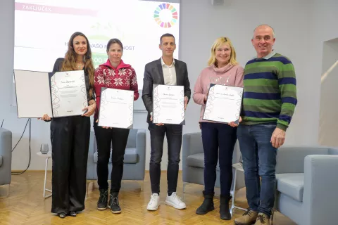 Pri snemanju promocijskih filmov so sodelovali tudi Tara Zupančič, Vesna Fabjan, Davor Brezar ter Ana in Janko Jeglič. / Foto: Tina Dokl