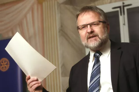 Dr. Blaž Jezer&scaron;ek je orisal temelje treh najpomembnej&scaron;ih monoteizmov, njihove značilnosti in razlike. / Foto: Gorazd Kavčič