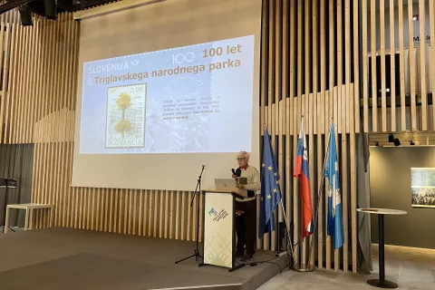 Primož Čebulj, predstavnik Filatelistične zveze Slovenije, je na odprtju razstave poudaril, da jubilejna znamka predstavlja sto let dela za ohranitev kulturnega in naravnega bogastva parka.