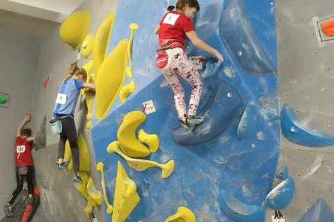 Mlade plezalke in plezalci so v novem plezalnem centru v Škofji Loki prvič tekmovali na balvanski tekmi. / Foto: Vilma Stanovnik
