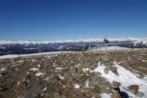 Vrh Zechner Höhe, s katerega se odpre pogled na sosednji Gaipahöhe, v daljavi pa so že vrhovi Visokih tur. / Foto: Jelena Justin