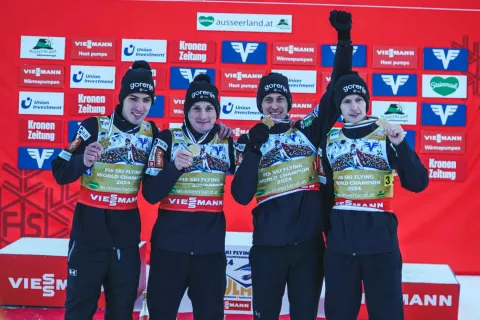 Timi Zajc, Domen Prevc, Peter Prevc in Lovro Kos, so se veselili novega naslova svetovnih prvakov. / Foto: Sloski