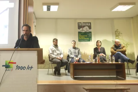 Govorci na javni tribuni so bili Aljoša Petek, Miran Brvar, Ana Frelih Larsen in Rolando Krajnik, povezoval jo je znani novinar in aktivist Erik Valenčič. / Foto: Gorazd Kavčič