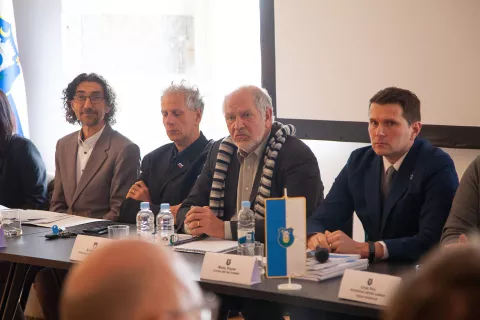 Kamniški župan Matej Slapar in vodja klicnega centra Andrej Šter (prvi in drugi z desne) / Foto: Aleš Senožetnik