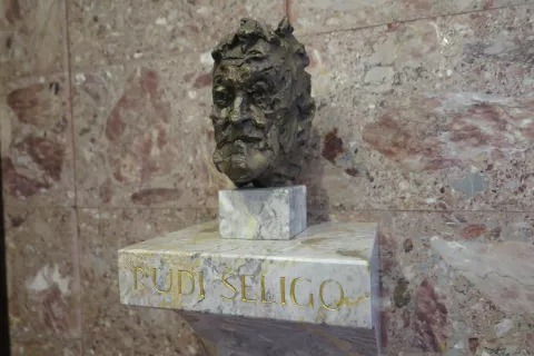 Portret Rudija Šeliga v Prešernovem gledališču v Kranju, tako ga je upodobil akademski kipar Drago Tršar. / Foto: Igor Kavčič