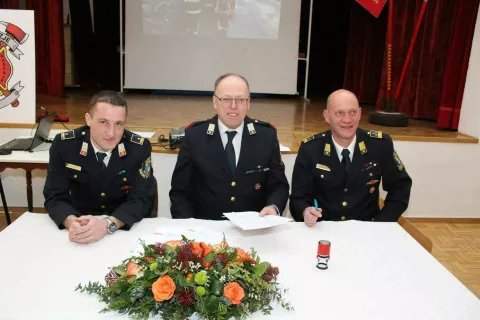 Poveljnik PGD Podbrezje Peter Drinovec, župan Ivan Meglič in predsednik PGD Podbrezje Bo&scaron;tjan Aljančič ob podpisu pogodbe v podbre&scaron;ki dvorani / Foto: Jakob Selak