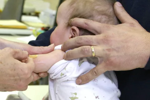 cepljenje oslovski kašelj otroci pediater pregled zdravnik zdravstveni dom preventiva obolelost cepivo igla / Foto: Gorazd Kavčič