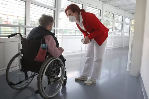 Prihodnje leto je za upravičenca dolgotrajne oskrbe, katerega oskrbovalec bo šel na »dopust«, predvidena nadomestna oskrba. Fotografija je simbolična. / Foto: Gorazd Kavčič